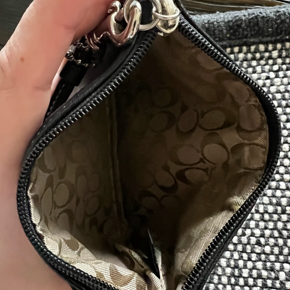 Authentic Coach leather wristlet - Picture 4 of 4
